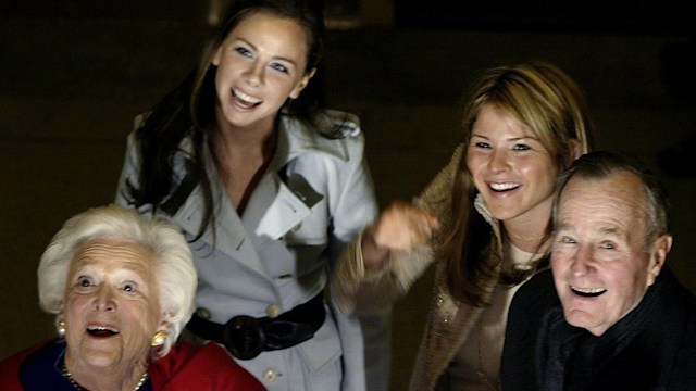 Former US President George H.W. Bush (L) with wife, former First Lady Barbara Bush, and grand-daughters Barbara (L) and Jenna, wave as they walk through the Rotunda on Capitol Hill 20 January, 2005. With a pledge to battle terrorism and promote democracy around the world, US President George W. Bush was to launch his new term today under an unprecedented security blanket and a dusting of snow. Bush, 58, was to be sworn in outside the US Capitol at noon (1700 GMT), in the 55th US presidential swearing-in and the first since the September 11, 2001 terrorist attacks that transformed his time in office. 