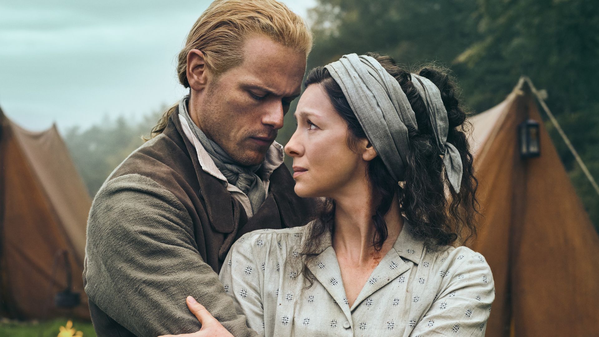 Outlander S Sam Heughan And Caitriona Balfe Beam In Sweet New Behind The Scenes Photo See Here