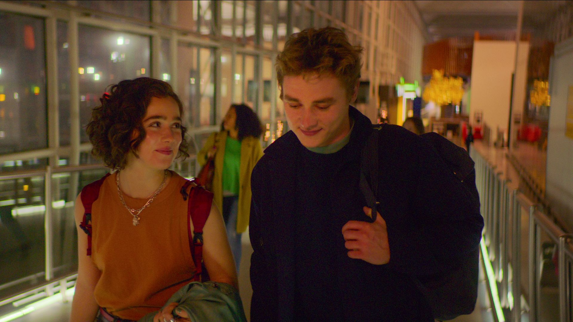 Haley Lu Richardson as Hadley Sullivan and Ben Hardy as Oliver Jones  in Love at First Sight