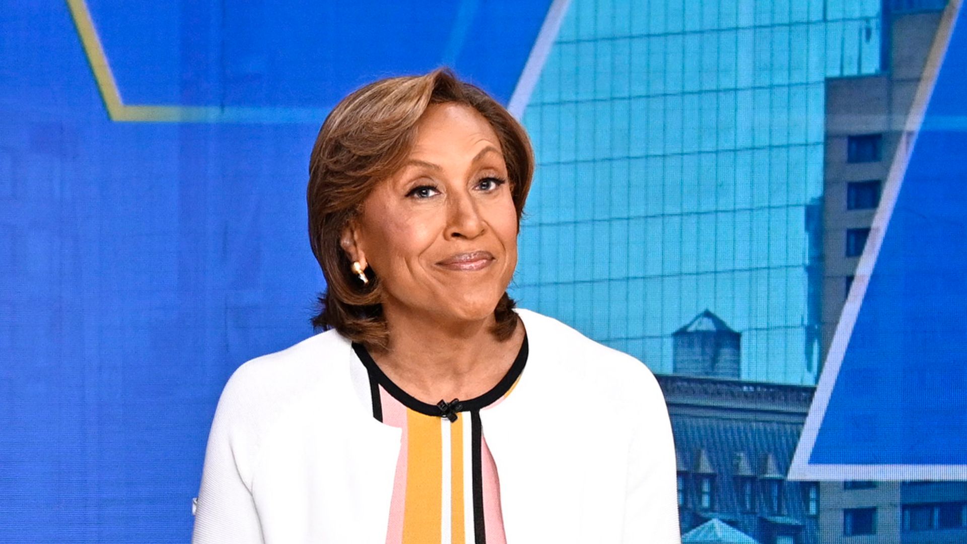 photo of robin roberts sitting at gma desk