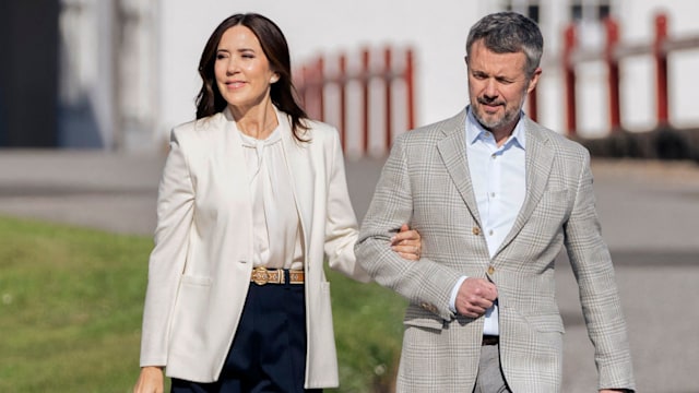 Frederik and Mary linking arms outside Fredensborg Castle