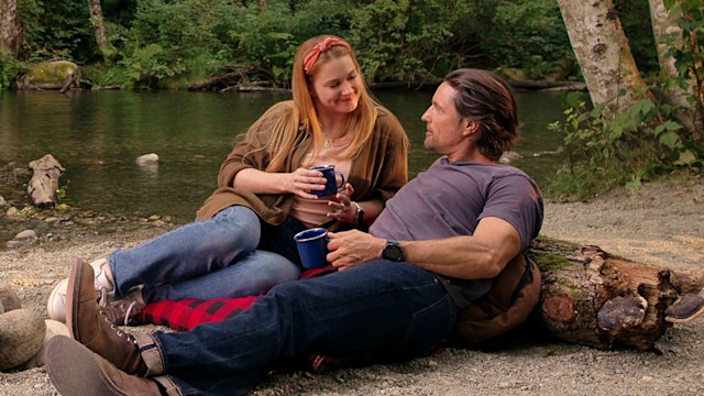 Alexandra Breckenridge and Martin Henderson in Virgin River