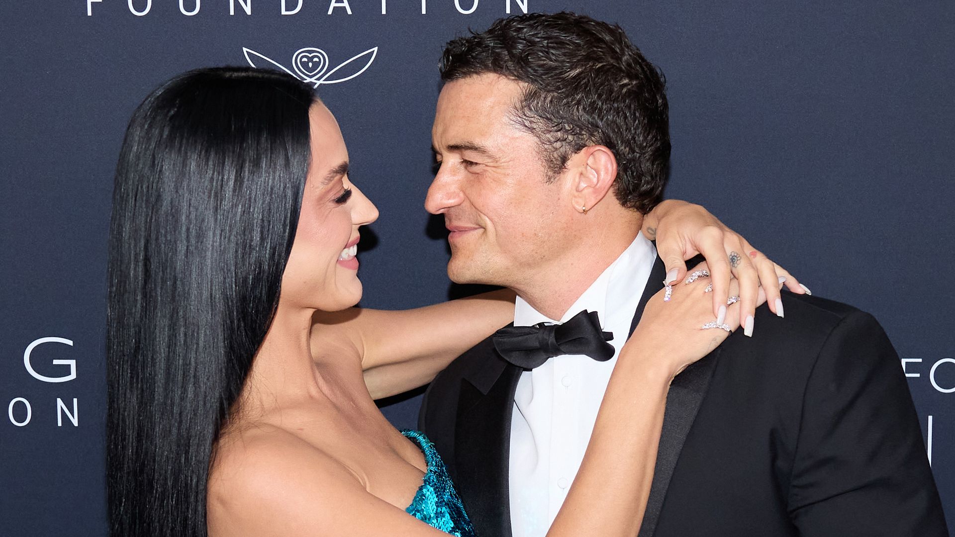 katy perry and orlando bloom hugging