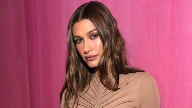 BEVERLY HILLS, CALIFORNIA - MARCH 27: Hailey Baldwin attends the 2022 Vanity Fair Oscar Party hosted by Radhika Jones at Wallis Annenberg Center for the Performing Arts on March 27, 2022 in Beverly Hills, California. (Photo by Kevin Mazur/VF22/WireImage for Vanity Fair)