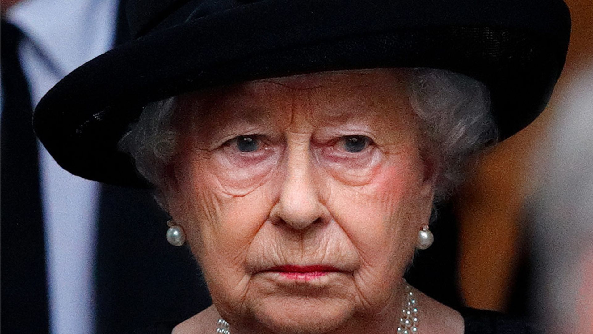 the queen mourns