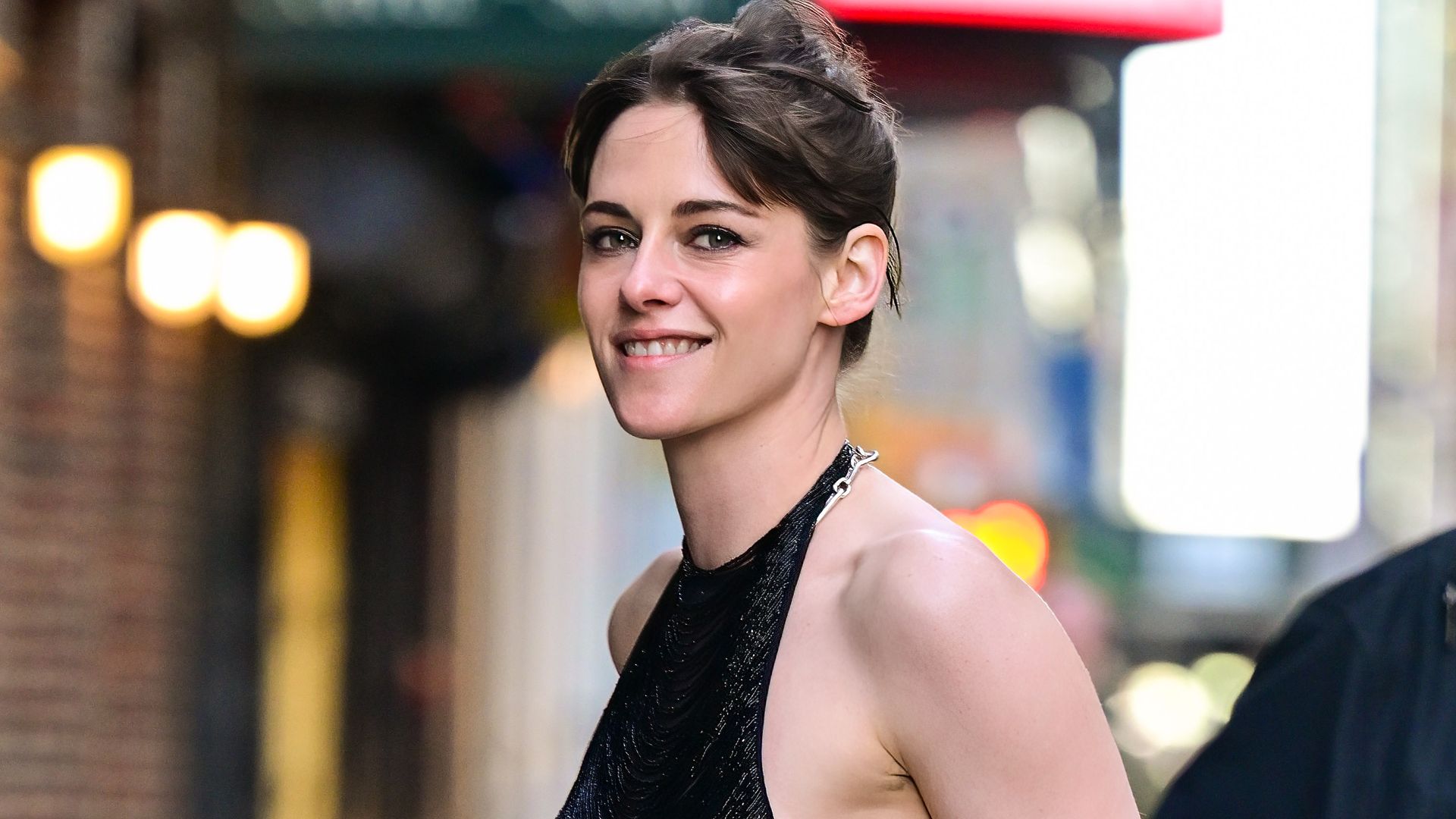 kristen stewart braless the late show with stephen colbert