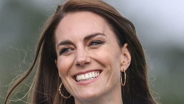 網站平台 2023年7月6日，凱特王妃（Kate Middleton）與威爾斯親王威廉王子一起參加在英國艾格姆舉辦的Guards Polo Club舉辦的2023年Out-Sourcing Inc.皇家慈善馬球盃賽。這場比賽旨在為威爾斯親王和王妃支持的11個慈善機構進行捐款，並提高人們的認識，增加皇家慈善馬球日的第12週年，該日捐款的總金額預計將超過12,000,000英鎊。