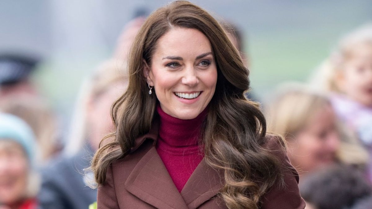 Kate Middleton's latest turtleneck sweater dress was a surprising ...