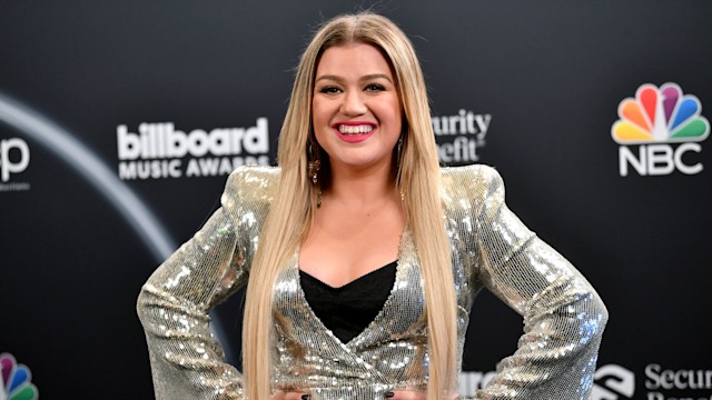 Kelly Clarkson shimmers in silver suit and wears her hair long and blonde