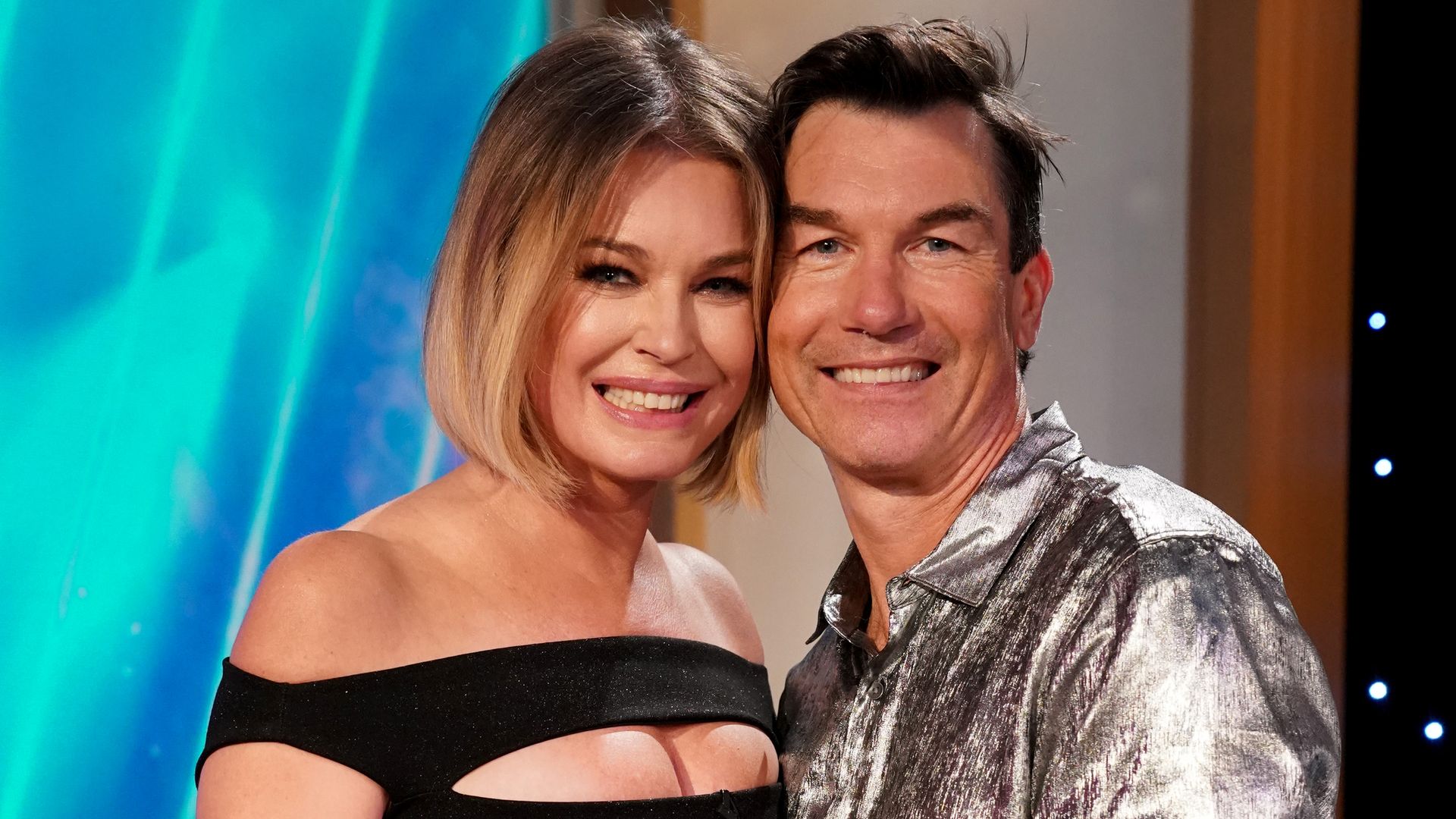 Rebecca Romijn and Jerry O'Connell hugging
