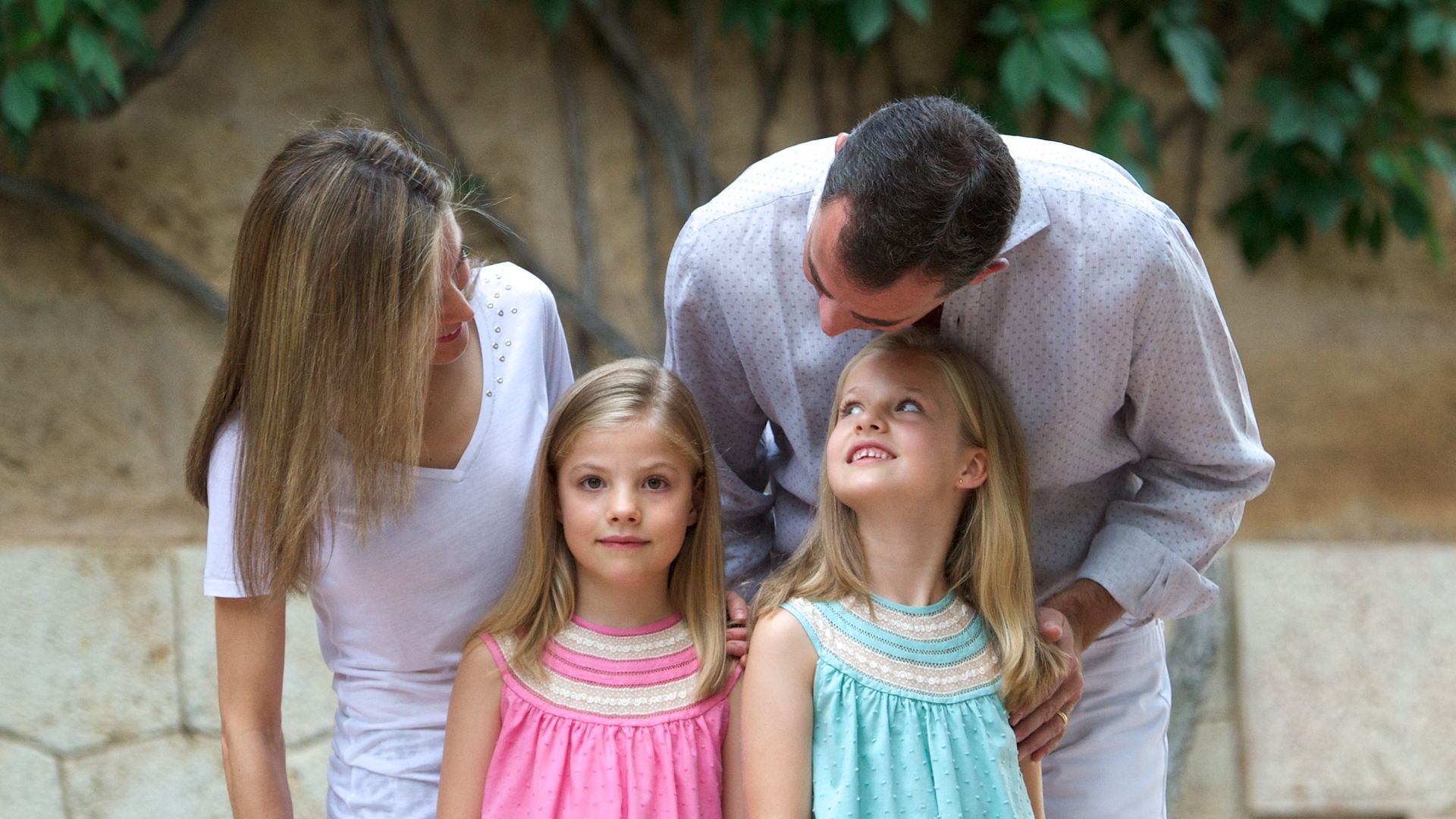 spanish royal family posing for photo