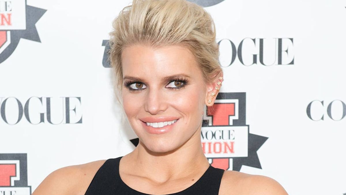 Jessica Simpson shows off amazing figure as she slips back into her