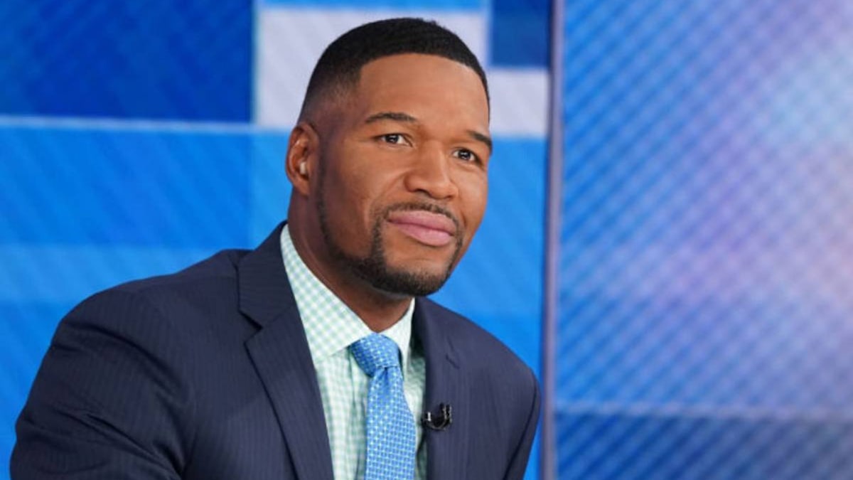 Former Giants surprise Michael Strahan with jersey retirement news on Good  Morning America