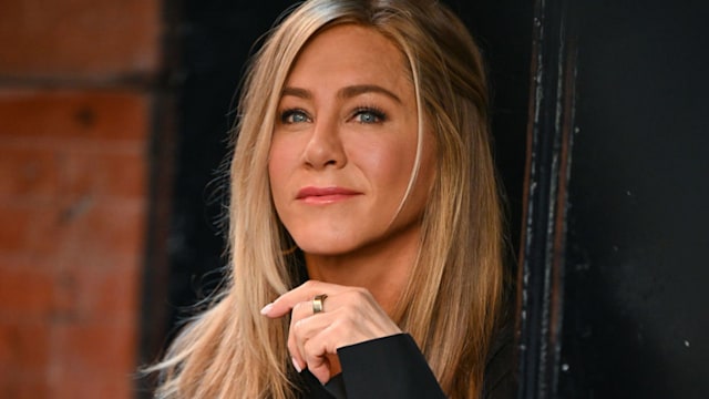  Jennifer Aniston is seen filming on location for 'The Morning Show' at the Mercer Hotel on September 26, 2022 in New York City. (Photo by James Devaney/GC Images)