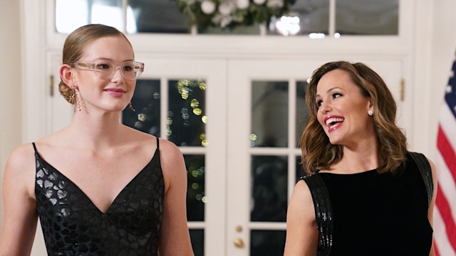 Jennifer Garner and her daughter Violet arrive for the White House state dinner for French President Emmanuel Macron at the White House on December 1, 2022 in Washington, DC. The official state visit is the first for the Biden administration. (Photo by Nathan Howard/Getty Images)