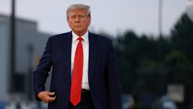 ATLANTA, GEORGIA - AUGUST 24: Former U.S. President Donald Trump arrives to depart at Atlanta Hartsfield-Jackson International Airport after being booked at the Fulton County jail on August 24, 2023 in Atlanta, Georgia. Trump was booked on multiple charges related to an alleged plan to overturn the results of the 2020 presidential election in Georgia. (Photo by Joe Raedle/Getty Images)