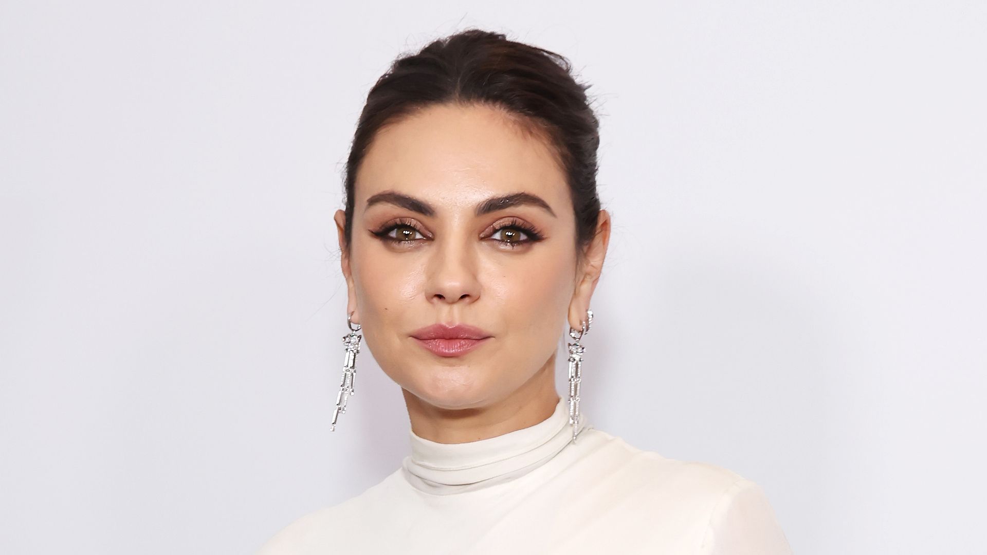 Mila Kunis debuts major hair transformation during stroll with husband Ashton Kutcher