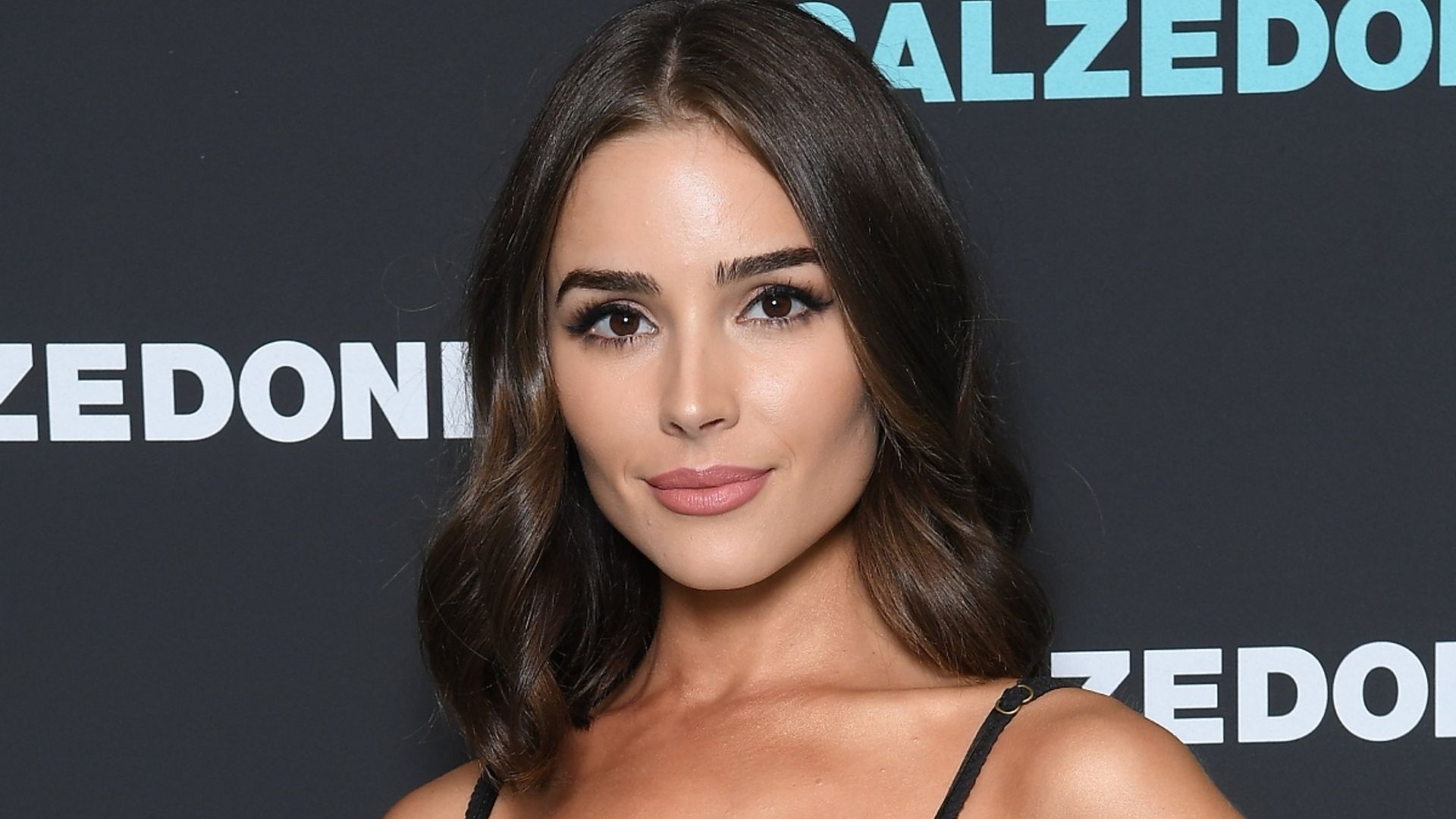 Olivia Culpo looks flawless in a workout top and leggings as she