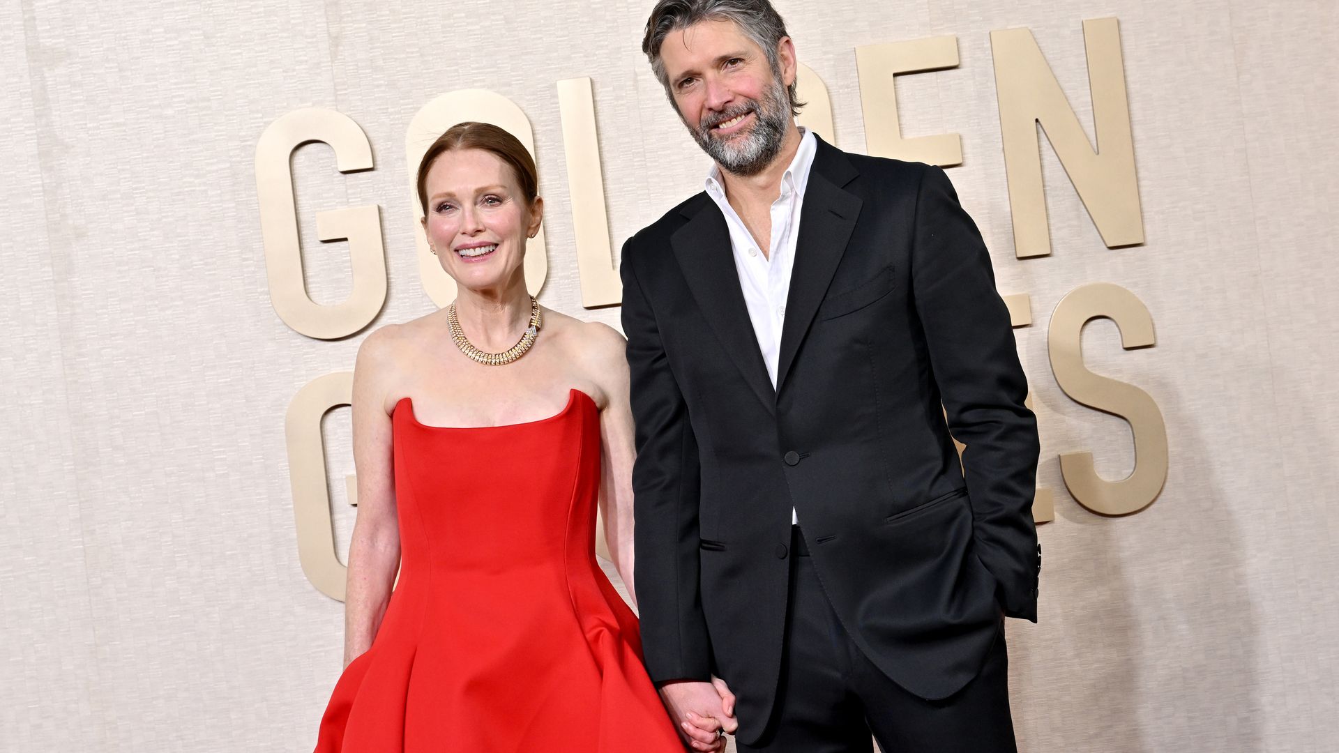 BEVERLY HILLS, CALIFORNIA - JANUARY 07: Julianne Moore and Bart Freundlich attend the 81st Annual Golden Globe Awards at The Beverly Hilton on January 07, 2024 in Beverly Hills, California. (Photo by Axelle/Bauer-Griffin/FilmMagic)