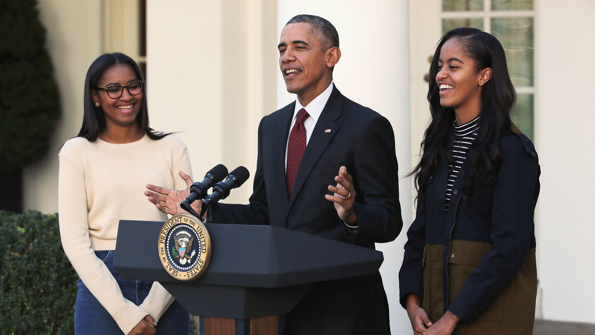 Barack Obama delivers remarks with his daughters Sasha and Malia during the annual turkey pardoning ceremony in the Rose Garden at the White House  November 25, 2015 in Washington, DC