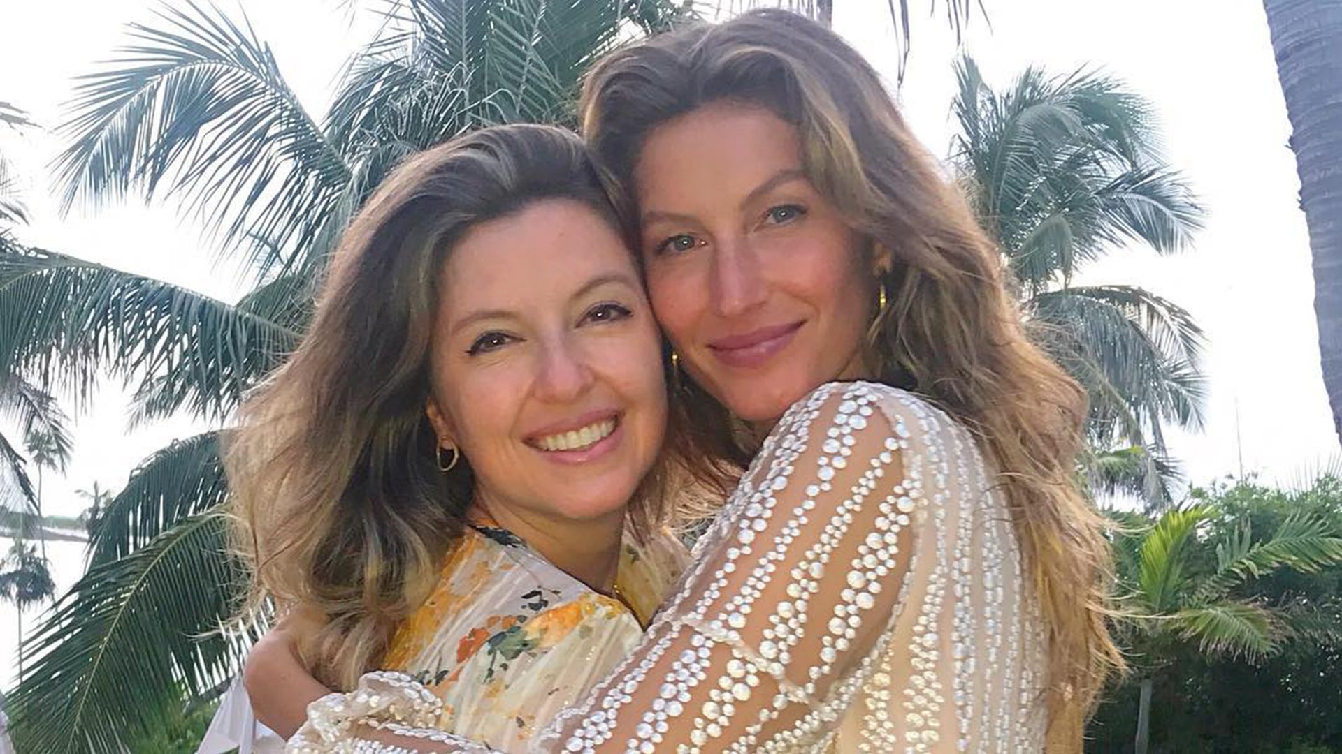 Gisele Bundchen cuddled up with her twin sister Patricia. 