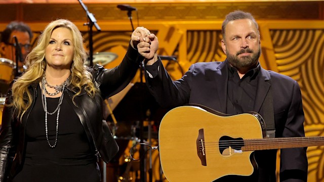 garth brooks trisha yearwood performing on stage