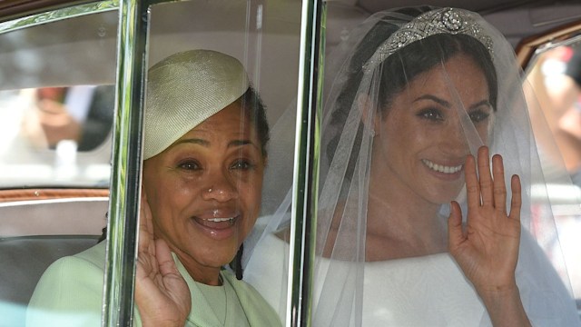 Meghan Markle waving in the car with her Doria Ragland arrive for her wedding ceremony