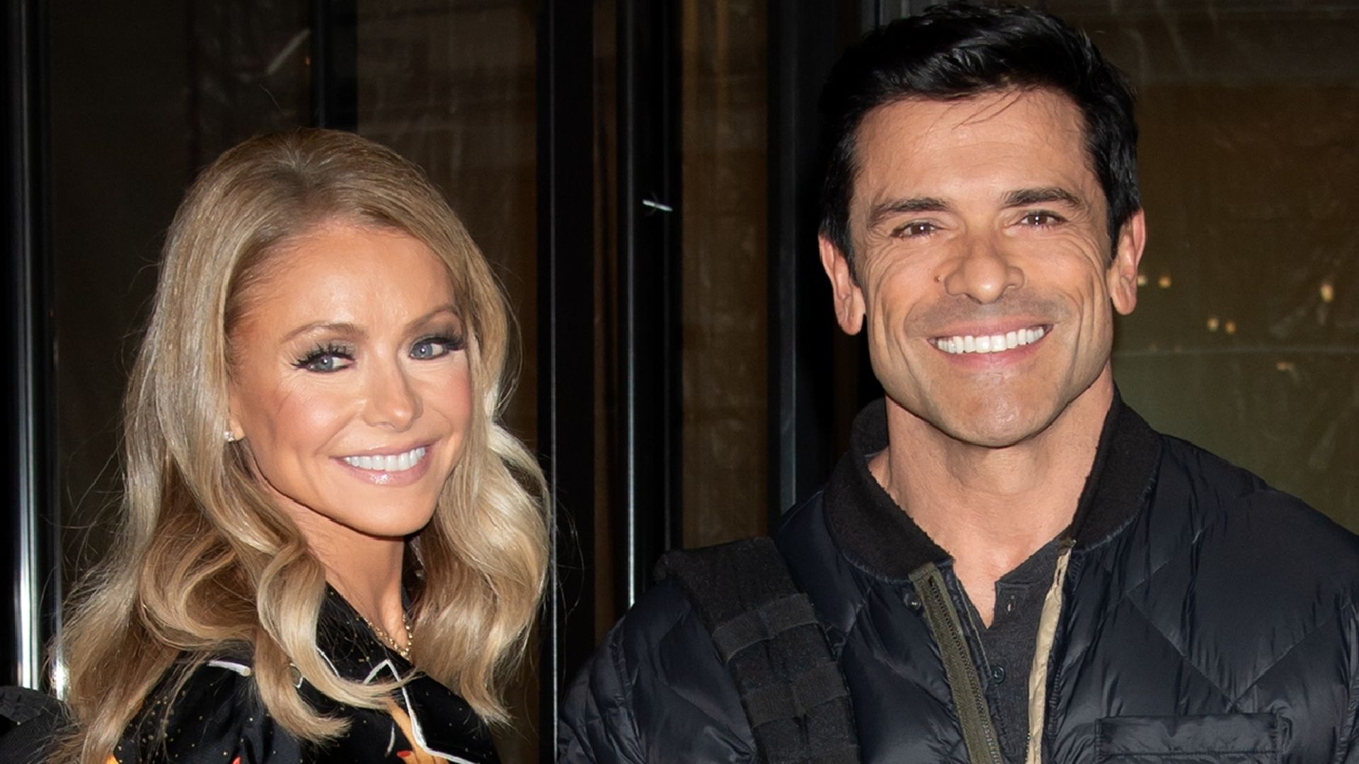 Kelly Ripa and Mark Consuelos get all dressed up for Oscars party date night
