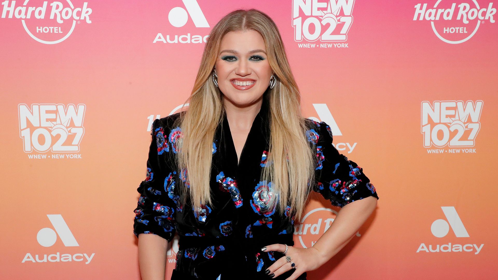 Kelly Clarkson enhances her slim physique in minuscule dress in head-turning new look