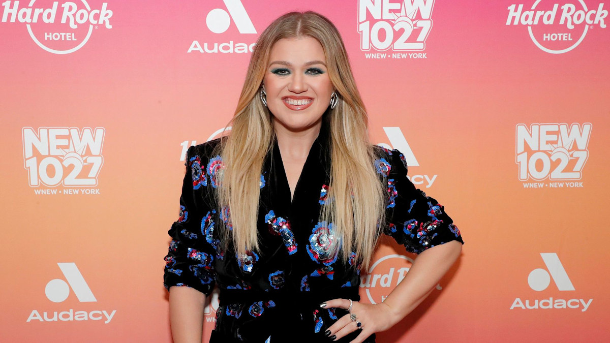Kelly Clarkson Showcases Her Slim Physique in Tiny Dress and Head-Turning New Look
