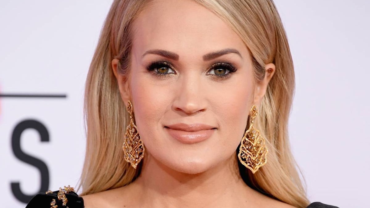 Carrie Underwood displays insanely toned legs in micro mini dress