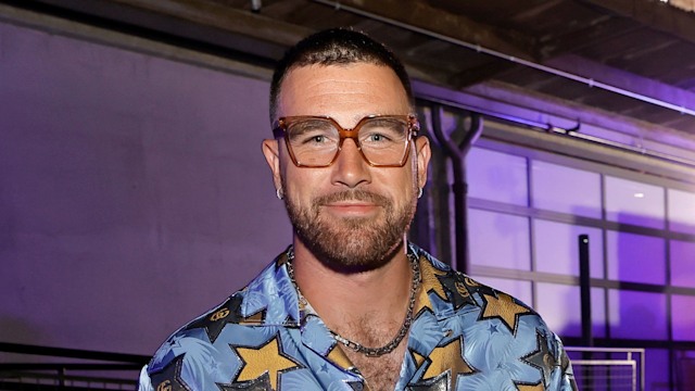 travis kelce wearing glasses