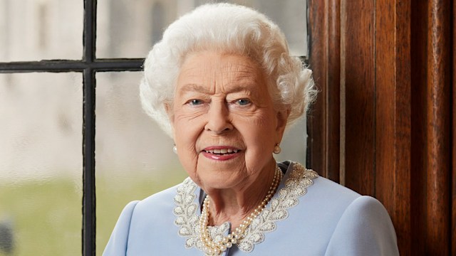 the queen platinum jubilee portrait