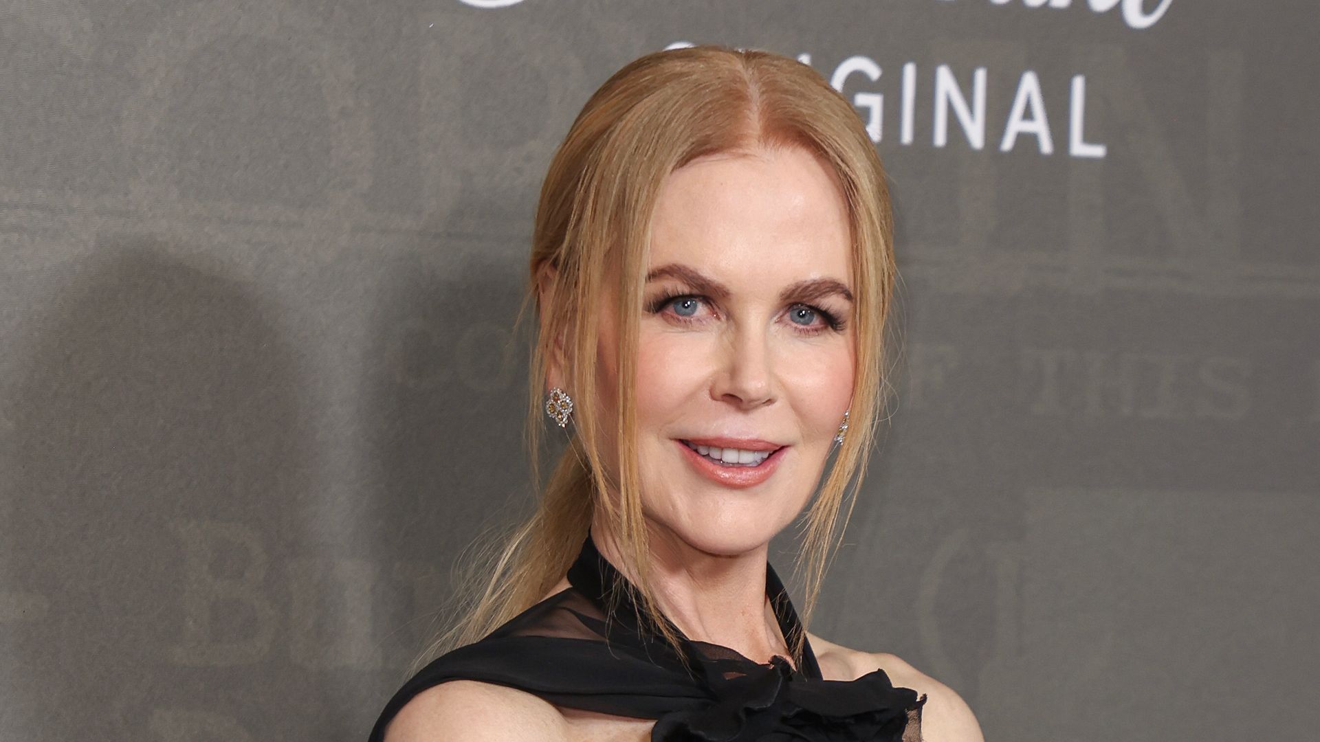 Nicole Kidman goes chic in pink form-fitting dress and sleek hairdo for ...