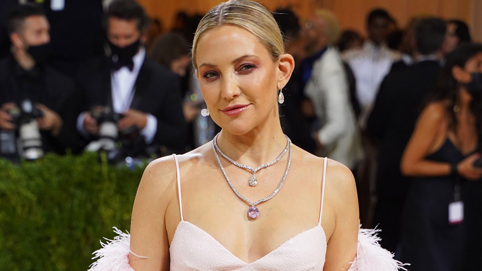 kate hudson in pink feathers