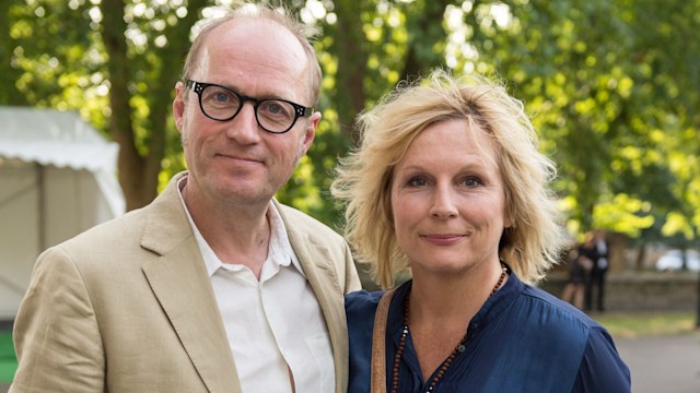 Adrian Edmondson and Jennifer Saunders posing in an outside area