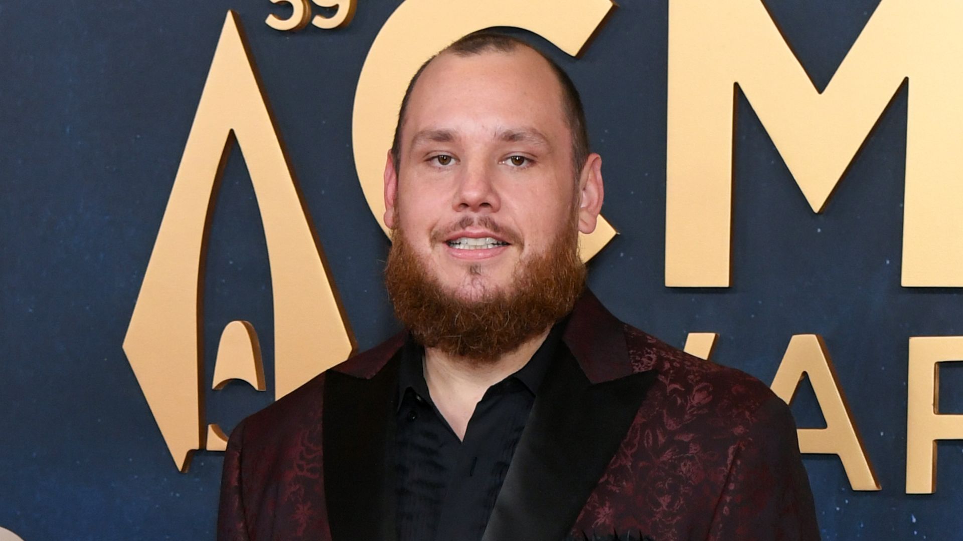 photo of luke combs cmas 2025 red carpet