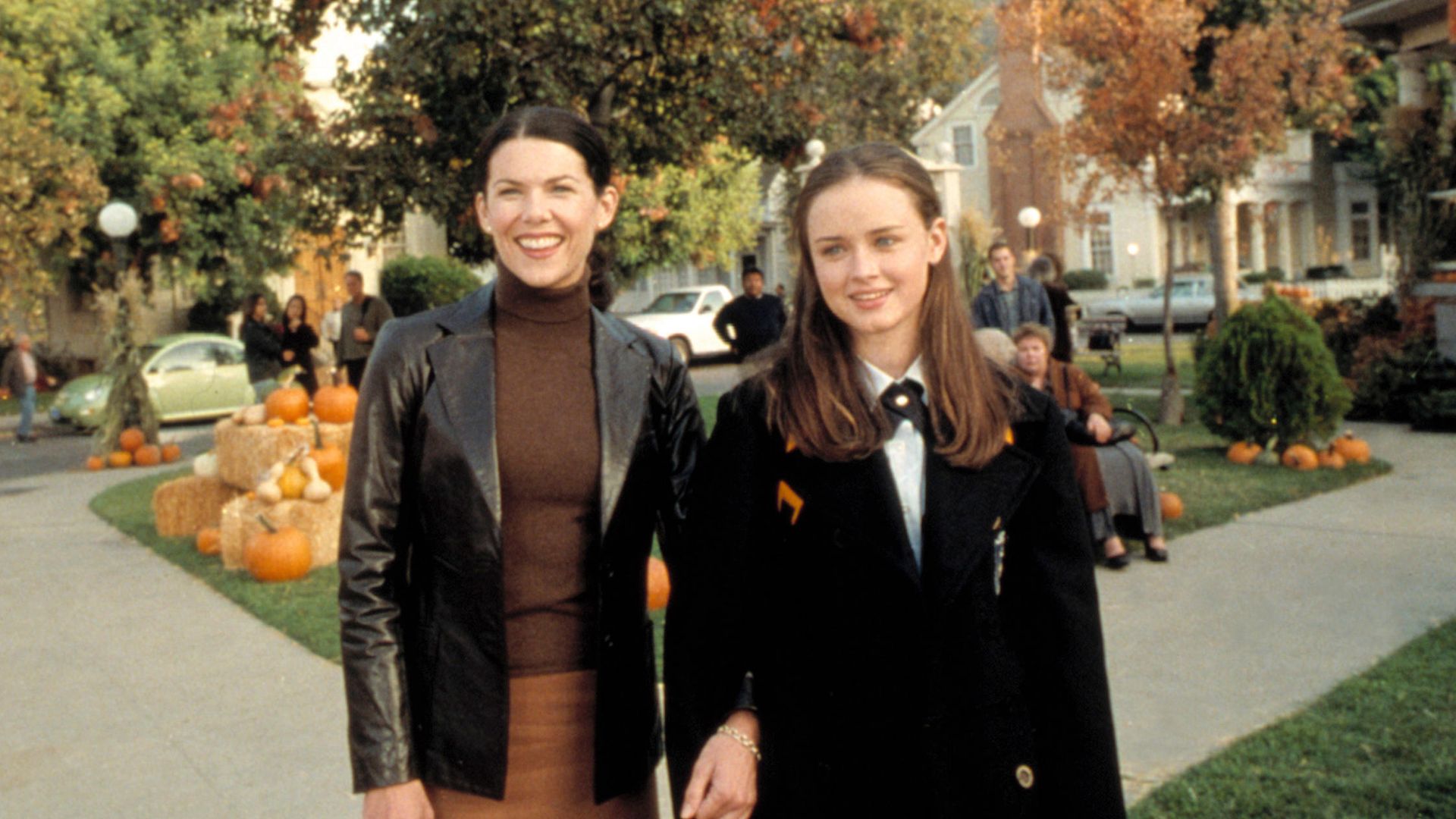 GILMORE GIRLS, Lauren Graham, Alexis Bledel, 'Kiss & Tell', (Season 1, episode 7, aired November 16, 2000), 2000-2007, photo: