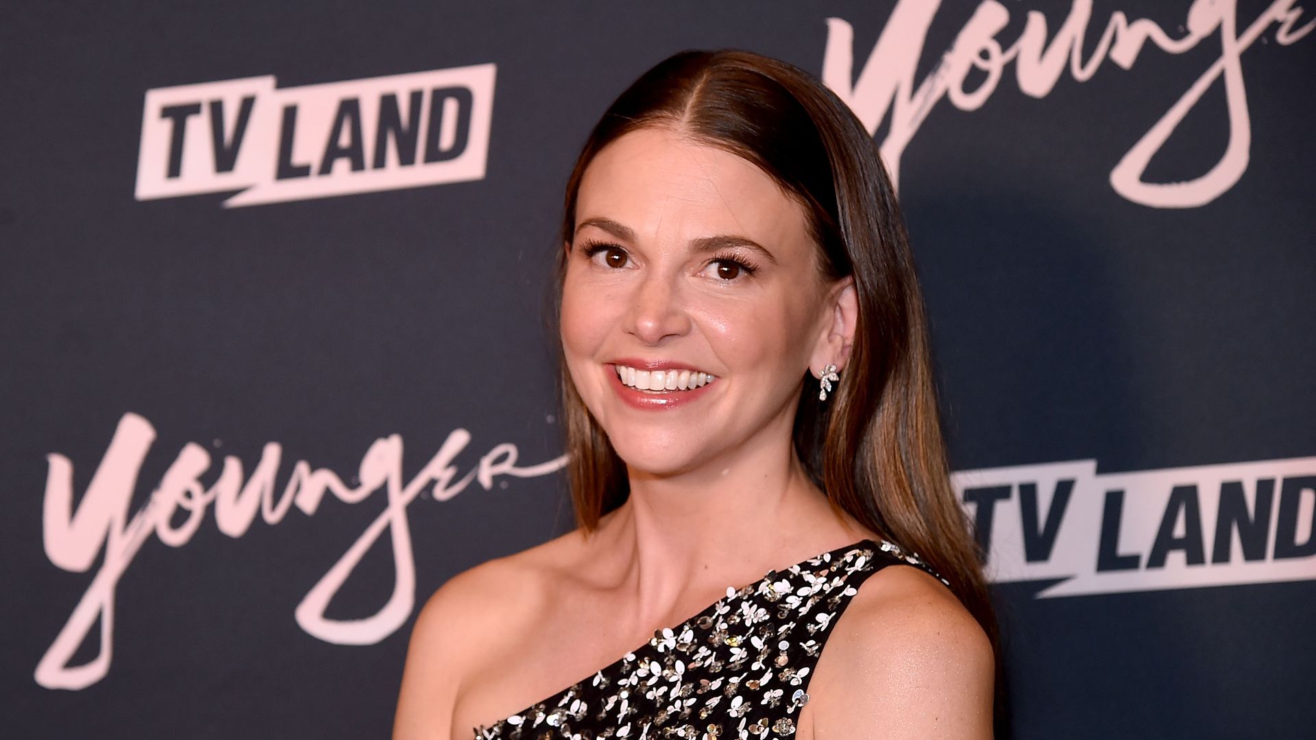 Sutton Foster looks radiant red carpet