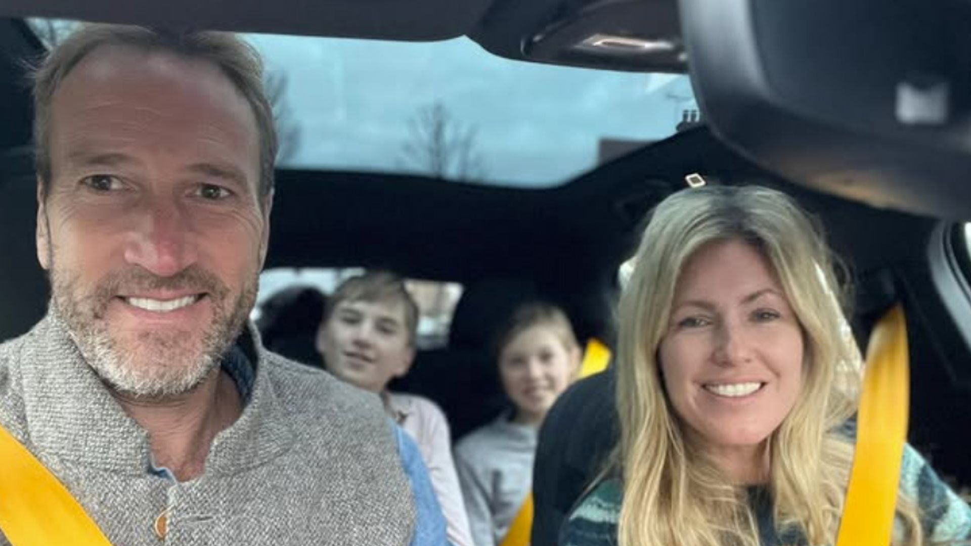 Ben Fogle avec sa femme et ses deux enfants dans une voiture