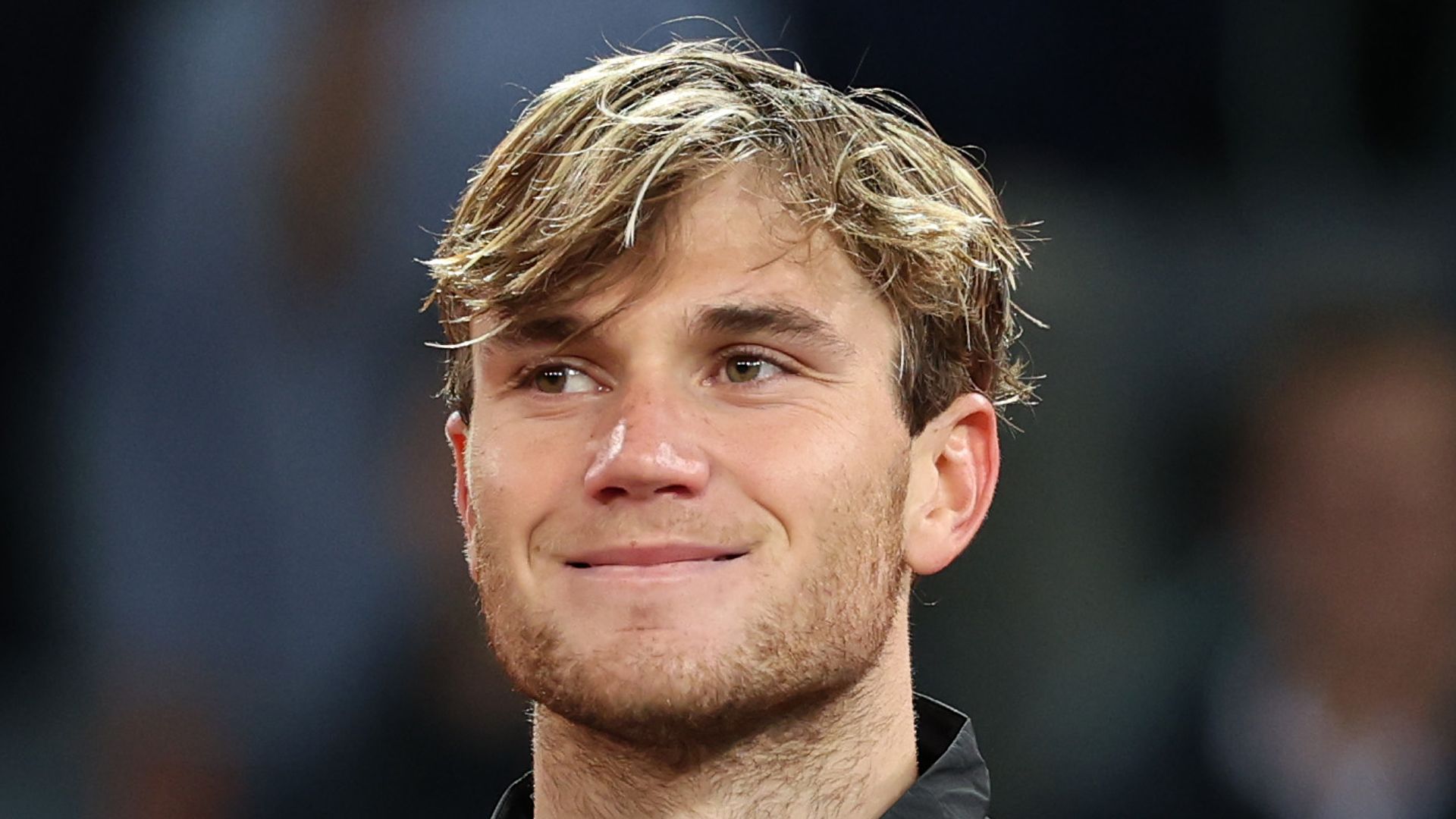 jack draper holding trophy 