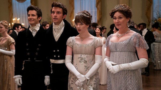 Luke Thompson as Benedict Bridgerton, Jonathan Bailey as Anthony Bridgerton, Claudia Jessie as Eloise Bridgerton, Ruth Gemmell as Lady Violet Bridgerton in Bridgerton