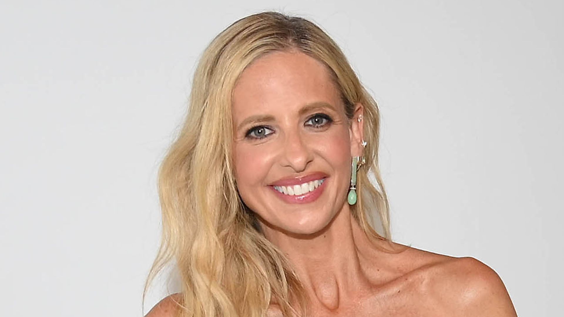 photo of sarah michelle gellar in mini dress standing in front of ebay sign