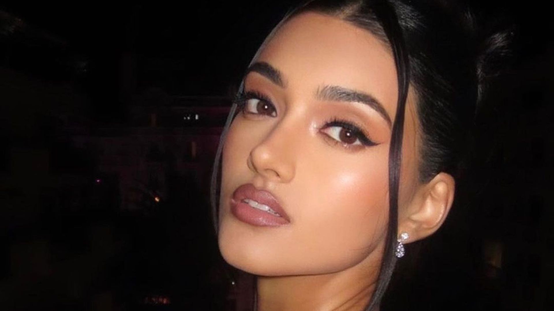 Neelam Gill wears 90s supermodel makeup 