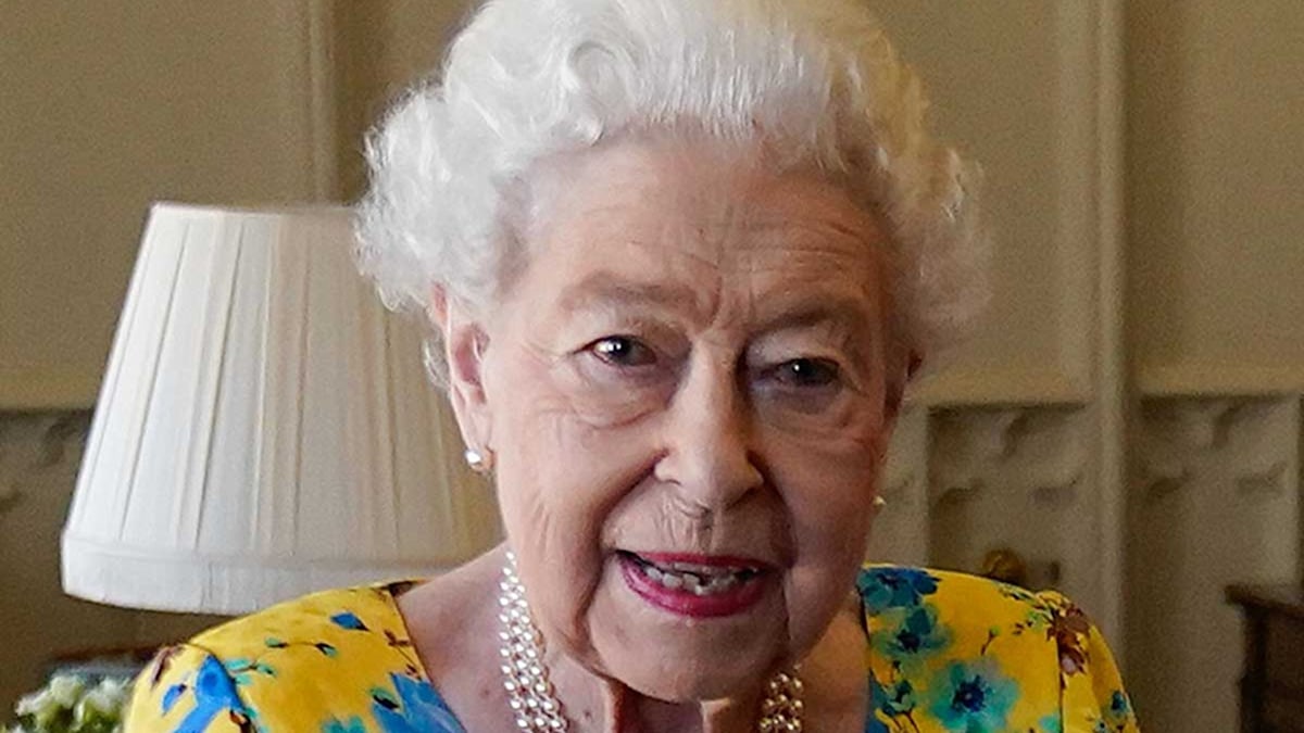 The Queen wears surprising summer dress for private meeting at home ...