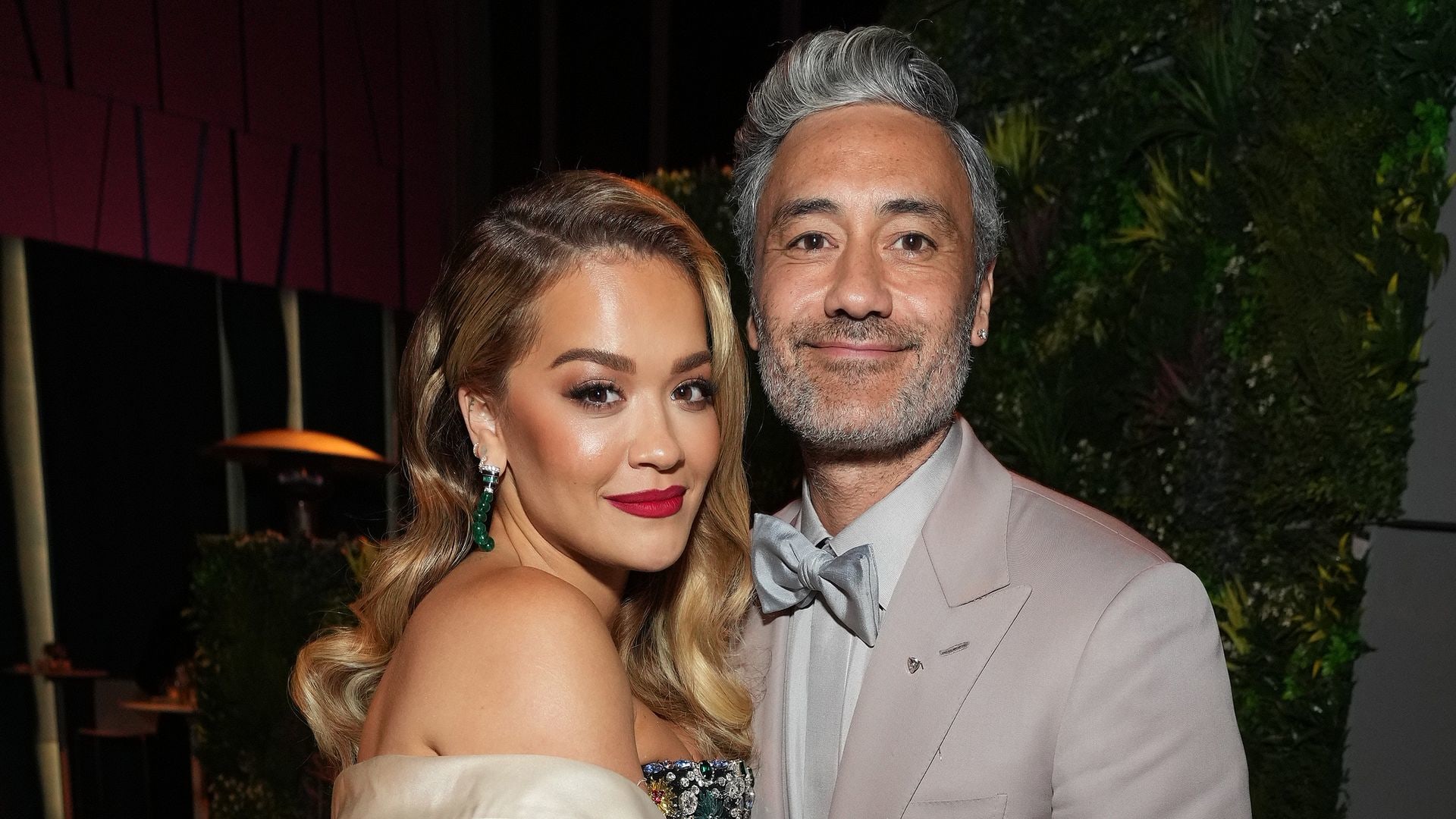 BEVERLY HILLS, CALIFORNIA - MARCH 27: Rita Ora and Taika Waititi attend the 2022 Vanity Fair Oscar Party hosted by Radhika Jones at Wallis Annenberg Center for the Performing Arts on March 27, 2022 in Beverly Hills, California. (Photo by Kevin Mazur/VF22/WireImage for Vanity Fair)