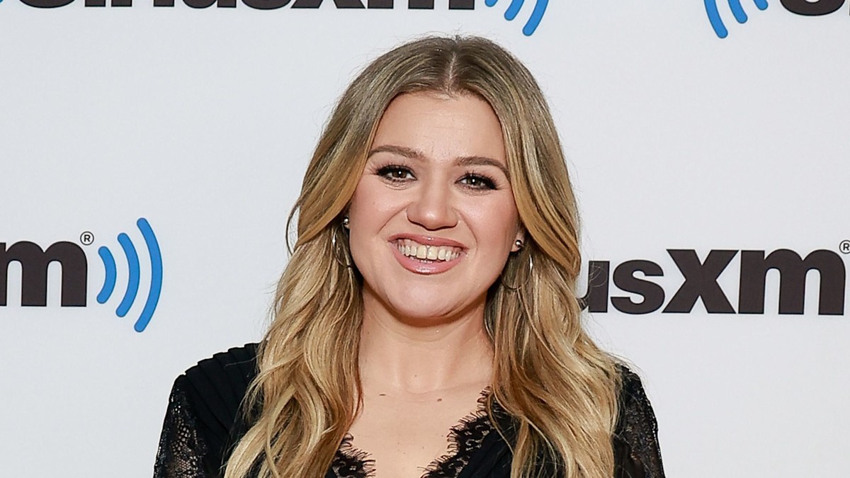 Kelly Clarkson supported by famous friends as she makes emotional