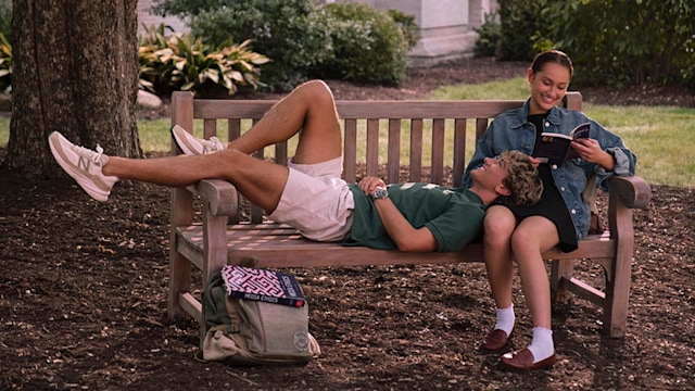 Belly reading while Jeremiah leans on her in The Summer I turned Pretty season three