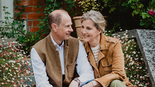 Edward and Sophie gazing at each other on steps at Bagshot Park