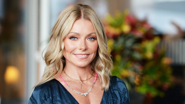  Kelly Ripa arrives at the Los Angeles LGBT Center's 49th Anniversary Gala Vanguard Awards at The Beverly Hilton Hotel on September 22, 2018 in Beverly Hills, California.  (Photo by Vivien Killilea/Getty Images for Los Angeles LGBT Center )